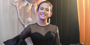 FOTO: Romantis! Nina Zatulini &#38; Suami Pose Mesra di Eiffel Paris