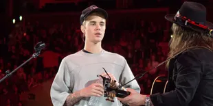 FOTO: Ruam Merah di Leher, Justin Bieber Habis Kerokan?