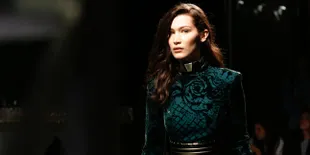 [FOTO] Saat Bella Hadid Muncul Tanpa Make Up & Pamer 'Bra'