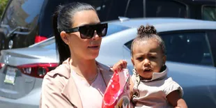 [FOTO] Saat Kim Kardashian dan North West Duel Pakai Bikini