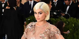 [FOTO] Saat Kylie Jenner Pose Bareng Patung Lilinnya, Mirip!