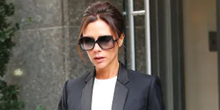 [FOTO] Salju Turun Disertai Angin, Victoria Beckham Nyaris Jatuh