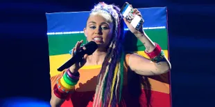 [FOTO] Selfie di Ranjang, Miley Cyrus Nekat Berpose Topless