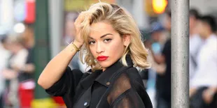[FOTO] Selfie Topless Sebelum Tidur, Rita Ora Tampil Menggoda