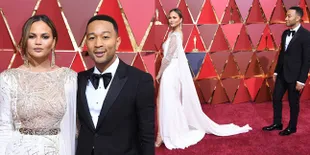 FOTO: Senyuman &#38; Tatapan Terpukau John Legend Pada Chrissy Teigen