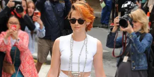 [FOTO] Seperti Apa Gaya Seksi Kristen Stewart Saat ke Pantai?