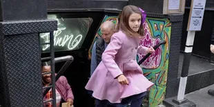 [FOTO] Serba Pink, Suri Cruise Tampil Cantik & Feminin