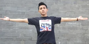 [FOTO] Serem! Selfie Di Kuburan Aaron Ashab Kena Batunya
