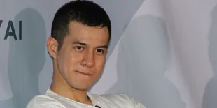 [Foto] Serius Banget, Apa Sih Yang Diceritakan Herjunot Ali?