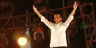 [Foto] Seru! Setelah Dilantik, Jokowi Pun Tetap Selfie