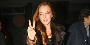 [FOTO] Setelah Bawa Al Quran, Kini Lindsay Lohan Pakai Hijab