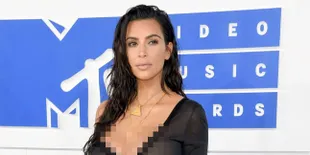 [FOTO] Shopping Bareng Kanye, Kim Kardashian Hanya Pakai Korset