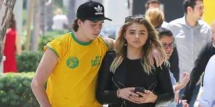 [FOTO] So Sweet, Brooklyn Beckham & Chloe Moretz Kembaran Sepatu