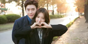 [FOTO] So Sweet! Lee Jong Suk Akhirnya Peluk Park Shin Hye
