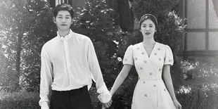 [FOTO] Song Joong Ki dan Song Hye Kyo Main Bowling di Malam Natal