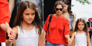 [FOTO] Sosialita Cilik! Lucunya Gaya Suri Cruise Saat Ice Skating
