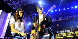 [Foto] Sound Gitar Mati, Ariel Tetap Putuskan Tampil