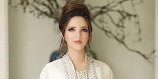 FOTO: Stunning! Pesona Cantik Nia Ramadhani Pakai Kerudung Putih