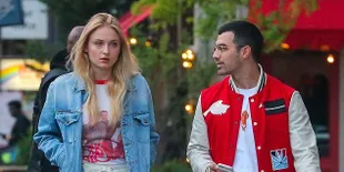 FOTO: Sudah Tunangan, Joe Jonas &#38; Sophie Turner Gandengan Mesra
