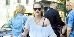 [FOTO] Super Hot! Kristen Stewart Pose Cuma Pakai Handuk