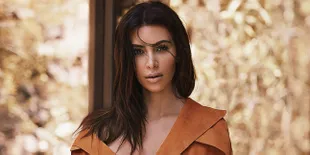 [FOTO] Super Mom! Saat Kim Kardashian Gendong ke-2 Anaknya