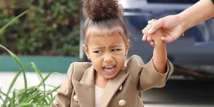 [FOTO] Super Unyu! Bawa Tas Jinjing, North West Tampil Girly