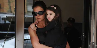 [FOTO] Suri Cruise Adalah Jelmaan Katie Holmes, Percaya?