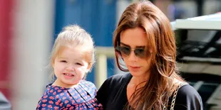 [FOTO] Sweet! Saat si Kecil Harper Tidur di Pelukan Victoria Beckham