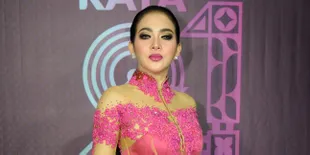 FOTO: Syahrini Pose Manja Ala Kim K di Depan Mobil Mewahnya