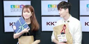 Foto Syuting Terakhir W, Lee Jong Suk - Han Hyo Joo Senyum Manis