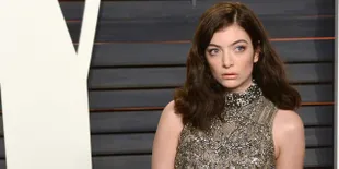 Foto: Tak Bergaya Tomboy, Lorde Tampil Cantik Dengan Floral Dress