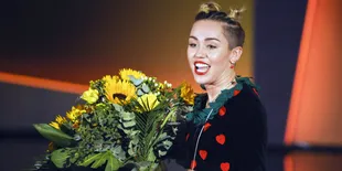 [Foto] Tak Hadir di Grammy, Miley Cyrus Main Game di Kamarnya