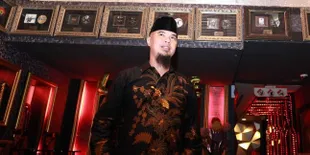 FOTO: Tak Jadi Golput, Ahmad Dhani Pergi Nyoblos Bareng El &#38; Ibu