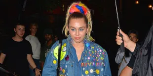 [FOTO] Tak Lagi Blonde, Miley Cyrus Kini Berambut Gelap & Panjang