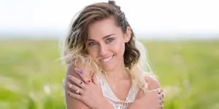 [FOTO] Tak Lagi Nyentrik, Cantiknya Miley Cyrus Saat Dandan Casual