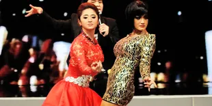 [Foto] Tak Mau Dianggap Musuhan, Depe - Jupe Satu Panggung!