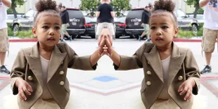 [FOTO] Bergaya Rockstar &#38; Bawa Boneka, North West Lucu Kebangetan