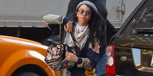 [FOTO] Tampil Seksi, FKA Twigs Ekspos Bagian Dada