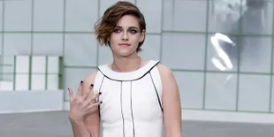 FOTO: Tanpa Bra, Kristen Stewart Nekat Pakai Baju Transparan