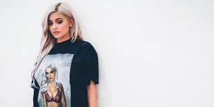 [FOTO] Tanpa Makeup, Kylie Jenner Asyik Selfie Bareng Fans