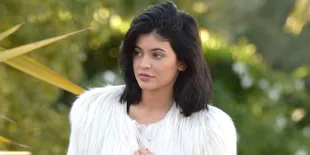 Foto Terbaru Kylie Jenner Beredar, Perutnya Terlihat Buncit Banget