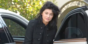 Foto Terbaru Terlihat Lebih Berisi, Kylie Jenner Tuduh Fotonya Diedit