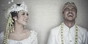 FOTO: Terjebak Macet, Ini Selfie Mesra Raisa & Hamish Daud di Dalam Mobil