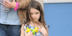 [FOTO] Tertawa Bahagia, Suri Cruise dan Katie Holmes 'Pamer' Gigi