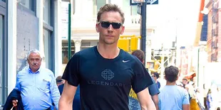 [FOTO] Tom Hiddleston Tak Berganti Baju, Netizen Penasaran