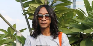 FOTO: Ultah Ditemani Istri, Aming Terharu Dapat Banyak Kado