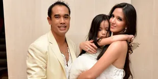 [FOTO] Unik, Bayi Nia Ramadhani Sudah Punya Paspor Sedari Lahir