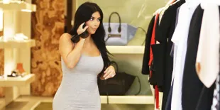 [FOTO] Ups! Asyik Belanja, Kim Kardashian Nyaris Jatuh Terjungkal