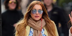 [FOTO] Ups! Kenakan Gaun Belahan Rendah, Lindsay Lohan Nipslip