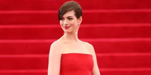 [FOTO] Ups! Rok Anne Hathaway Jadi Korban Kejahilan Angin